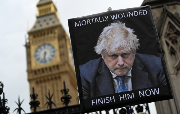 지난 6일(현지시간) 보리즈 존슨 총리의 퇴진을 요구하는 플래카드가 영국 런던 의사당 밖에 세워져 있다. [사진=연합뉴스]