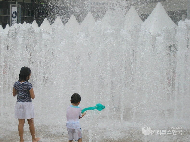 333=(위부터)서울시청 앞 서울광장 바닥분수가 물을 내뿜고 있다. 아이들이 물놀이를 즐기고 있다. [출처=정수남 기자]