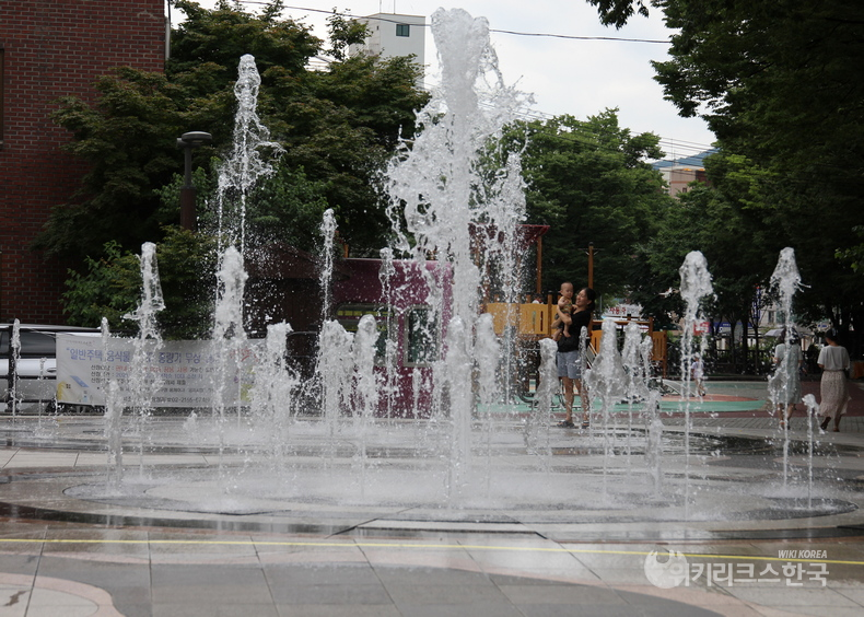 서울 서초구 방배동 주택가 공원에 있는 바닥분수. 아이와 엄마가 물줄기를 바라보며, 더위를 식히고 있다. [출처=정수남 기자]