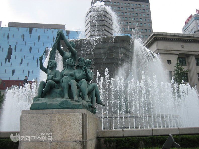 서울 중구 신세계 백화점 앞 분수. [출처=정수남 기자]