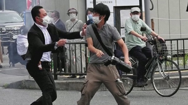 야마가미 데쓰야는 참선거 유세 연설 중이었던 아베 신조 전 일본 총리를 상대로 총을 겨눠 숨지게 했다. [사진=연합뉴스]
