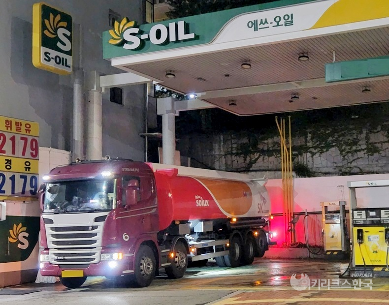 성남 산성대로 양지동 구간에 있는 한 S-Oil폴 주유소가 SK에너지의 엔크린 솔룩스 제품을 구입하고 있다. [출처=정수남 기자]