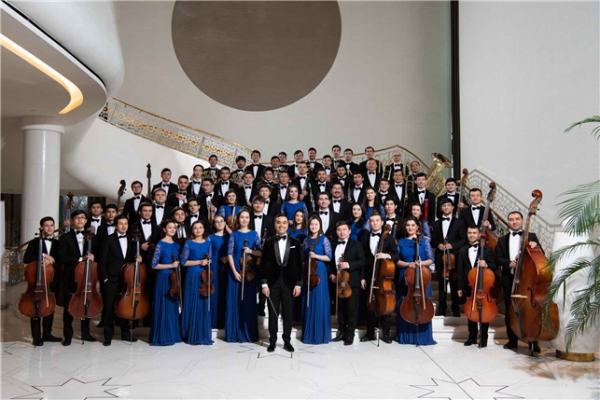 카몰리딘 우린바에프이 이끄는 우즈베키스탄 국립 심포니 오케스트라.