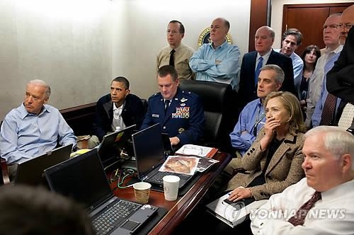 오사마 빈 라덴 제거 작전 당시 상황실에서 작전 상황을 지켜보는 오바마 전 대통령과 바이든 전 부통령 [사진 = 연합뉴스]
