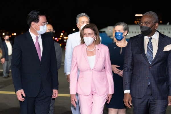 낸시 펠로시(가운데) 미국 하원의장이 2일(현지시간) 밤 대만 타이베이 쑹산공항에 도착, 환영나온 인사들과 함께 이동하고 있다. 미국 권력 서열 3위인 펠로시 의장은 중국의 강력 반발에도 이날 대만 땅을 밟았다. [출처=연합]