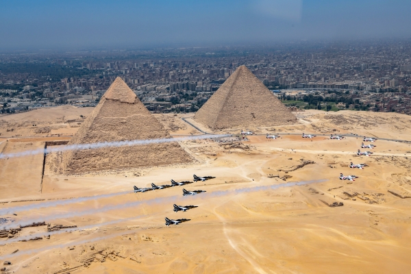 지난 3일(현지시간) 피라미드 에어쇼 2022에 참가한 공군특수비행팀 블랙이글스가 이집트 공군 특수비행팀 실버스타즈와 우정비행을 하고 있다. [출처=연합]