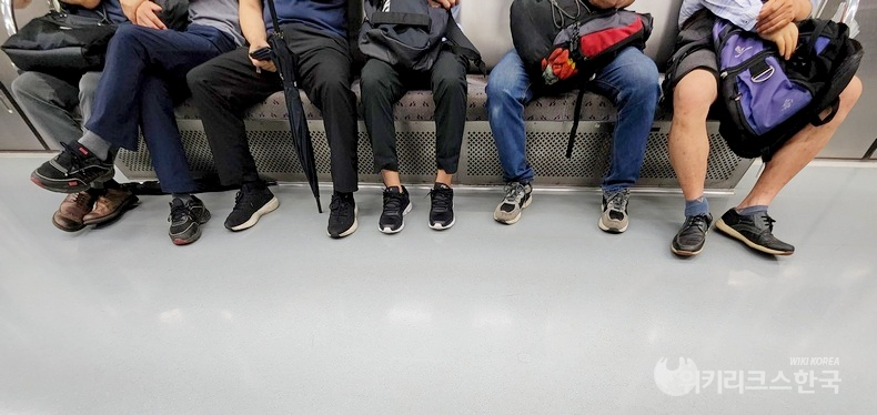 지하철 쩍벌남과 다리를 꼬고 앉은 승객 등으로 7명이 앉아야 할 자리에 6명이 앉았다. [출처=정수남 기자]
