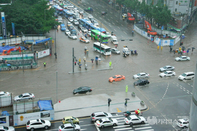 2011년 7월 하순 서울 세종대로 사거리. 5분간 내린 폭우로 차도와 인도가 물에 잠겼다. [출처=정수남 기자]