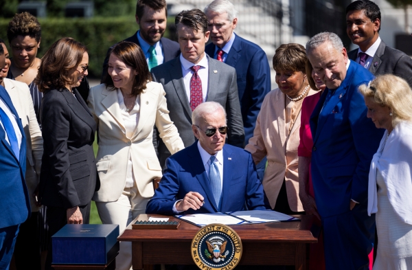 조 바이든 미국 대통령이 9일(현지시간) 백악관 사우스론에서 반도체 산업 및 연구·개발에 집중적으로 투자하는 것을 골자로 한 '반도체 산업육성법'에 서명하고 있다. [출처=연합]