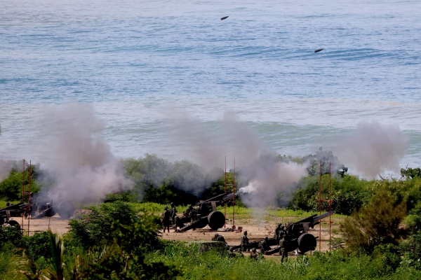 대만군이 지난 11일 남부 핑둥현에서 연례 군사 훈련을 벌이며 155㎜ 곡사포를 발사하고 있다. [출처=연합]