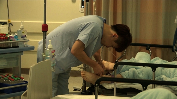전세계적으로 간호사들이 부족해지면서 남성 간호사의 수요가 급증하고 있다. 사진은 KBS 2TV 다큐멘터리 ‘미스터 나이팅게일’ 방송 중 한 장면. [KBS]