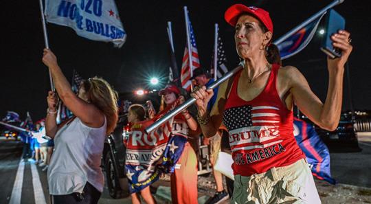 미 플로리다 트럼프 저택 앞에서 시위하는 지지자들 : 8일(현지시각) 미국 플로리다주 팜비치에 있는 도널드 트럼프 전 대통령의 마라 라고(Mar-A-Lago) 리조트 앞에서 그의 지지자들이 시위를 벌이고 있다. [사진 =연합뉴스]