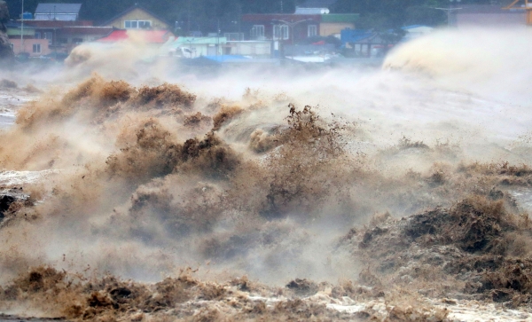 태풍 '힌남노'의 위력으로 거세진 파도가 6일 오전 경북 포항시 남구 양포항 바닷가를 덮치고 있다.[출처=연합]