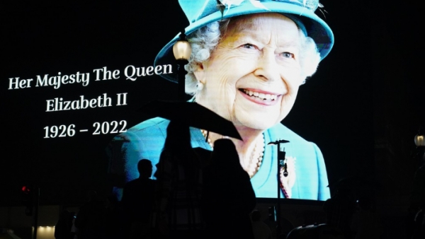 8일(현지시간) 런던 피카딜리 서커스의 대형 스크린에 서거한 엘리자베스2세 여왕의 추모 메시지가 나오고 있다. ⓒ연합뉴스