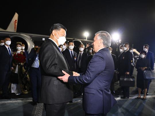 시진핑 중국 국가주석이 14일(현지시간) 중앙아시아 우즈베키스탄의 사마르칸트 공항에 도착해 샤브카트 미르지요예프 대통령의 영접을 받고 있다. [사진=연합뉴스]