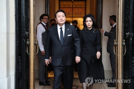 (런던=연합뉴스) 윤석열 대통령과 김건희 여사가 19일 엘리자베스 2세 여왕의 장례식에 참석하기 위해 런던의 한 호텔을 나서고 있다.