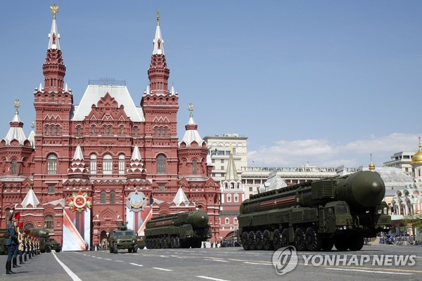 2016년 5월 러시아 2차세계대전 전승절 기념 퍼레이드에 등장한 대륙간탄도미사일(ICBM) [사진=연합뉴스]