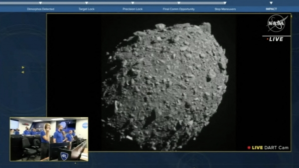 미 항공우주국(NASA)는 26일(현지시간) 메릴랜드 주 로렐에 있는 DART (Double Asteroid Redirection Test)  본부에서 NASA 팀(하단 L) 들이 ‘NASA 라이브 피드’로 소행성 디모포스'(Dimorphos) 충돌 직전 상황을 지켜보고 있다. [출처 =AFP. 연합]