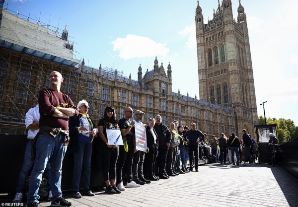 Free Assange! Protesters made human chain around British Parliament. 8 Oct. 2022. /Reuters= Yonhap