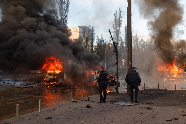 10일(현지시간) 우크라이나의 수도 키이우 시내의 차들이 러시아군의 미사일 공격을 받고 불에 타고 있다.[출처=로이터/연합]