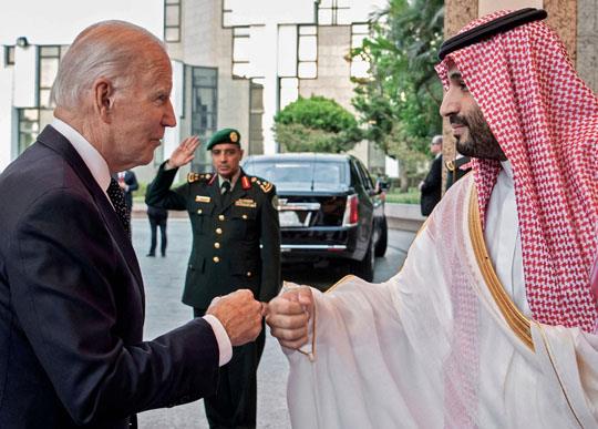 지난 7월 15일 사우디를 방문한 조 바이든 미국 대통령이 모하메드 빈 살만 왕세자와 회담에 앞서 주먹인사를 하고 있다. [사진=연합뉴스]