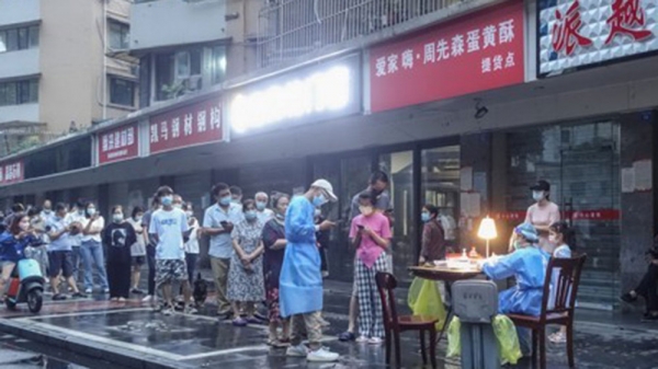 코로나19 검사를 받기 위해 줄 서 있는 중국인들 [사진=연합뉴스]