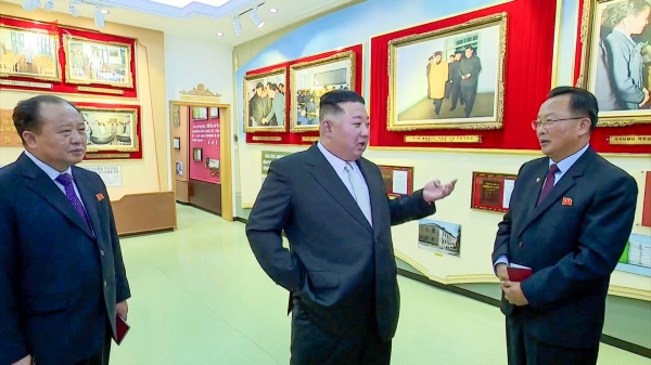 북한 김정은 국무위원장이 노동당 중앙간부학교를 방문해 기념강의를 했다고 조선중앙TV가 18일 보도했다. 김 위원장이 강의에 앞서 혁명사적교양실을 둘러보고 있다. [출처=연합]