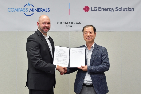 LG에너지솔루션이 미국 컴파스 미네랄과 탄산리튬 공급에 대한 계약을 체결했다. (우)LG에너지솔루션 김동수 전무, (좌)컴파스 미네랄 Chris Yandell 리튬사업부장 ⓒLG에너지솔루션
