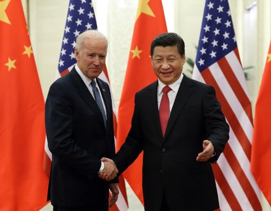 지난 2013년 12월 시진핑 중국 국가주석이 당시 미 부통령으로 중국을 방문한 조 바이든을 베이징 인민대회당에서 만나 인사를 나누고 있다. [사진=연합뉴스]