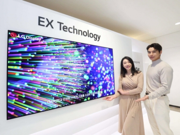 LG디스플레이 모델이 EX 테크놀로지가 적용된 OLED TV 패널을 소개하고 있다. [출처=LG디스플레이]