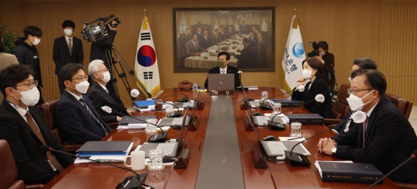 이창용 한국은행 총재가 24일 서울 중구 한국은행에서 를 주재하고 있다.  [출처=연합]