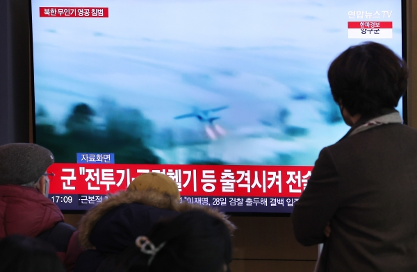 26일 서울역 대합실에서 시민들이 북한 무인기 영공 침범과 관련된 뉴스를 시청하고 있다. [출처=연합]