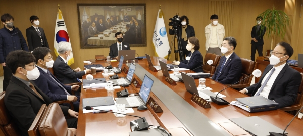 이창용 한국은행 총재가 13일 서울 중구 한국은행에서 열린 2023년 첫 금융통화위원회를 주재하고 있다. [출처=연합]