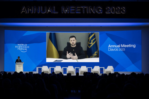 볼로디미르 젤렌스키 우크라이나 대통령이 18일(현지시간) 세계경제포럼(WEF·다보스포럼)에서 온라인 연설을 하고 있다. [사진 = 연합뉴스]