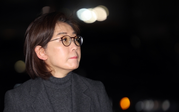 국민의힘 3·8 전당대회 출마를 고심 중인 나경원 전 의원이 19일 서울 자택으로 들어서며 취재진의 질문을 받고 있다. [출처=연합]