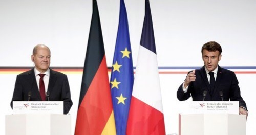 에마뉘엘 마크롱(오른쪽) 프랑스 대통령과 올라프 숄츠 독일 총리가 22일(현지시간) 파리 엘리제궁에서 정상회담을 마치고 공동 기자회견을 개최했다. [출처=연합뉴스]