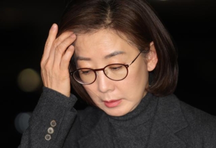 국민의힘 3·8 전당대회 출마를 고심 중인 나경원 전 의원이 지난 19일 서울 자택으로 들어서며 취재진의 질문을 받고 있다. [출처=연합뉴스]