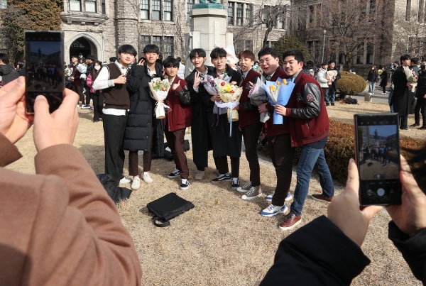 2일 제114회 졸업식이 열린 서울 종로구 중앙고등학교에서 졸업생들이 마스크를 벗은채 즐겁게 대화하면서 기념 촬영을 하고 있다.