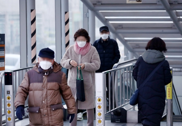 지난 30일 오전 인천시 서구 인천지하철 2호선 서구청역에서 시민들이 마스크를 쓴 채 출구로 나오고 있다.
