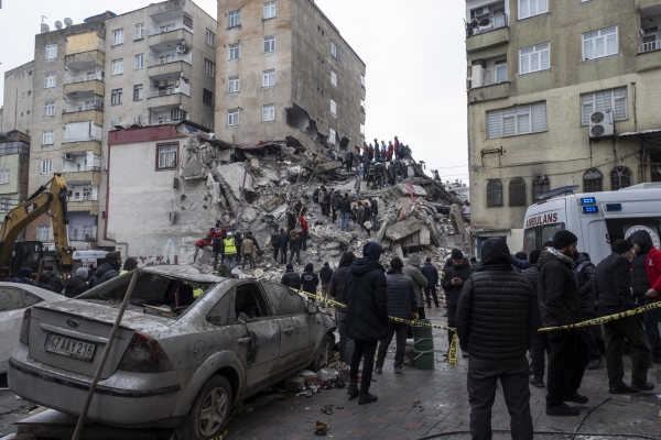 튀르키예 남동부에서 규모 7.8 강진이 발생한 6일(현지시간) 피해지역인 디야르바크르의 붕괴한 건물에서 구조대원들이 잔해에 매몰된 주민들을 구조하고 있다. [출처=연합]