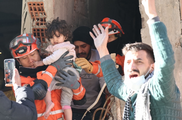 9일 오전(현지시간) 튀르키예 하타이 안타키아 일대에서 한국긴급구호대(KDRT) 대원들이 지진으로 무너진 건물 속에 갇혀 있던 어린이를 구조하고 있다. [출처=연합]