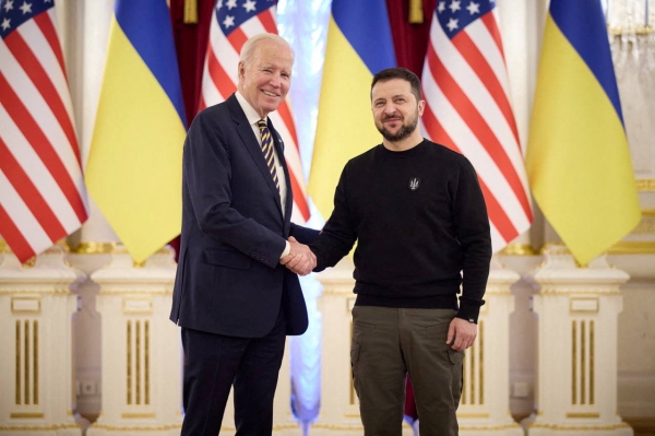 조 바이든 미국 대통령(왼쪽)과 볼로디미르 젤렌스키 우크라이나 대통령이 20일(현지시간) 우크라이나 키이우에서 회담하기 전 악수하고 있다. 바이든 대통령은 러시아의 우크라이나 침공 1년이 되는 날인 오는 24일을 앞두고 이날 키이우를 깜짝 방문했다. [출처=연합]