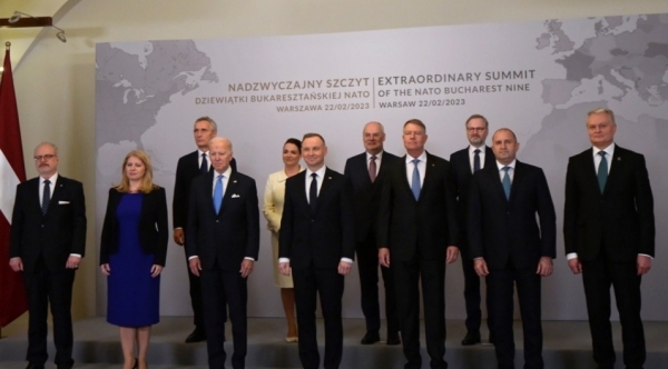 (바르샤바 EPA=연합뉴스) 조 바이든 미 대통령(사진 왼쪽 세 번째)과 B9 정상회의에 참석한 동유럽 9개국 정상, 옌스 스톨텐베르그 나토 사무총장이 22일(현지시간) 기념사진을 촬영하고 있다.