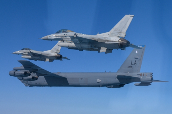 6일 한반도 서해 상공에서 한국측 F-15K 및 KF-16 전투기와 미국측 B-52H 전략폭격기가 참여한 가운데 한미 공군이 연합공중훈련을 실시하고 있다. [출처=연합]