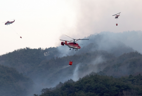 산림 당국이 8일 오후 경남 합천군 월평리 일원 야산에서 발생한 산불을 진화하고 있다. [출처=연합]