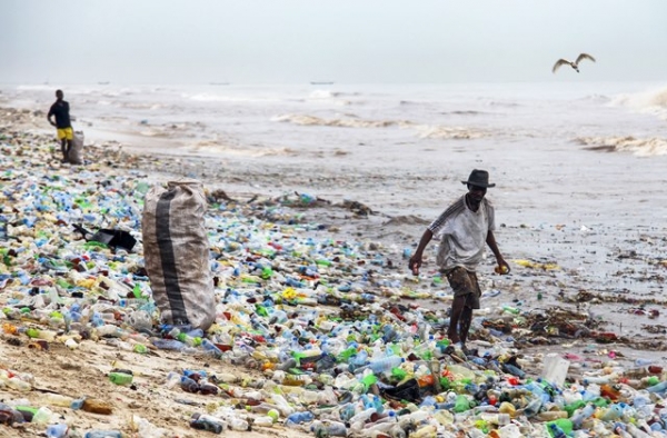 지난 2019년 아프리카 가나의 해변에 밀려온 플라스틱 쓰레기 [사진 = 연합뉴스]