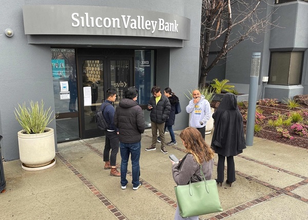폐쇄된 실리콘밸리은행(SVB) 본부 밖에서 사람들이 줄을 서서 기다리고 있다. [사진=연합뉴스]