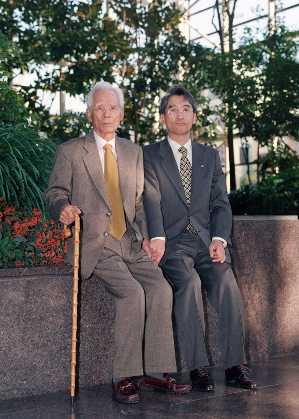 1999년 당시 故신용호 창립자(왼쪽)와 신창재 회장. [출처=교보생명]