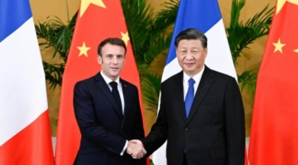 에마뉘엘 마크롱(왼쪽) 프랑스 대통령과 시진핑 중국 국가주석이 2022년 11월 15일 인도네시아 발리에서 열린 주요 20개국(G20) 정상회의를 계기로 만나 악수를 하고 있다. [신화=연합뉴스]