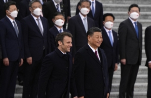 베이징 인민대회당 앞에서 나란히 걷는 시진핑과 마크롱 [베이징 AP=연합뉴스]